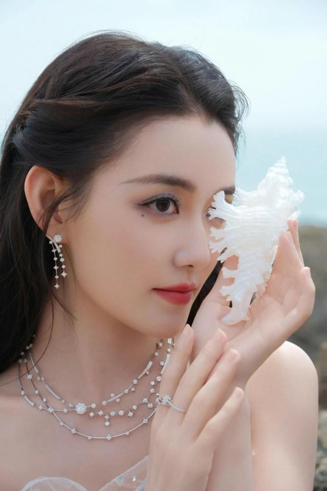 胸鱼尾礼服仿佛是从童话中走出的公主开元棋牌网站蒋依依一袭渐变蓝白的抹(图3)