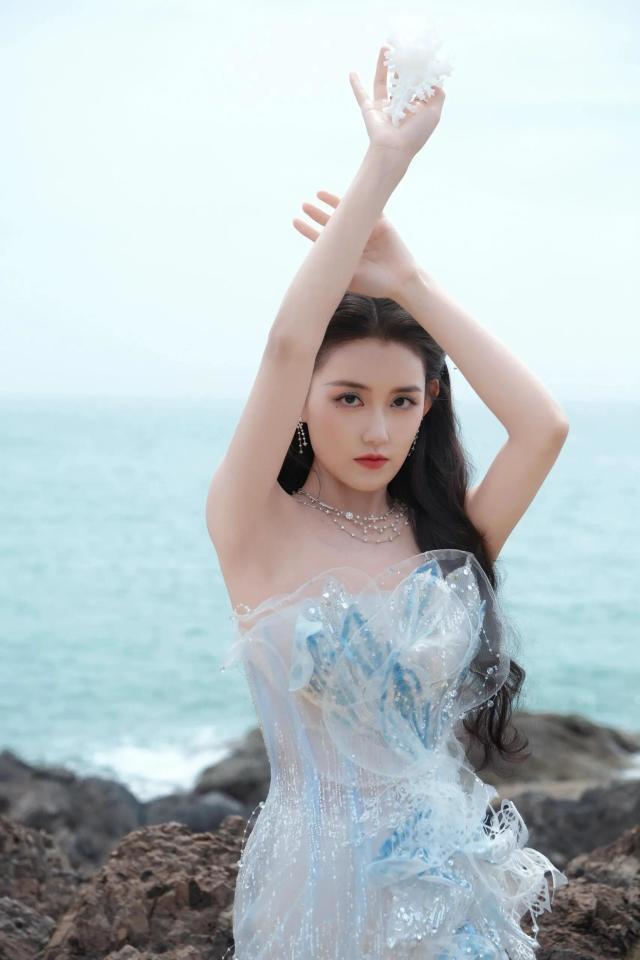 胸鱼尾礼服仿佛是从童话中走出的公主开元棋牌网站蒋依依一袭渐变蓝白的抹