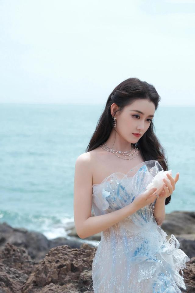胸鱼尾礼服仿佛是从童话中走出的公主开元棋牌网站蒋依依一袭渐变蓝白的抹(图2)