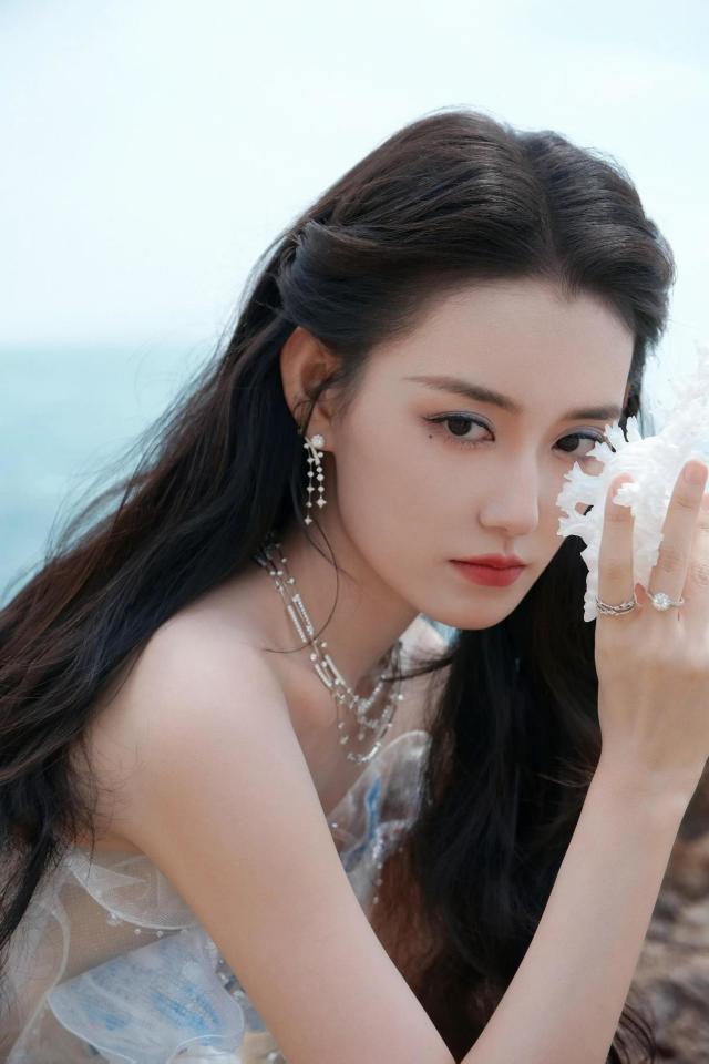 胸鱼尾礼服仿佛是从童话中走出的公主开元棋牌网站蒋依依一袭渐变蓝白的抹(图4)