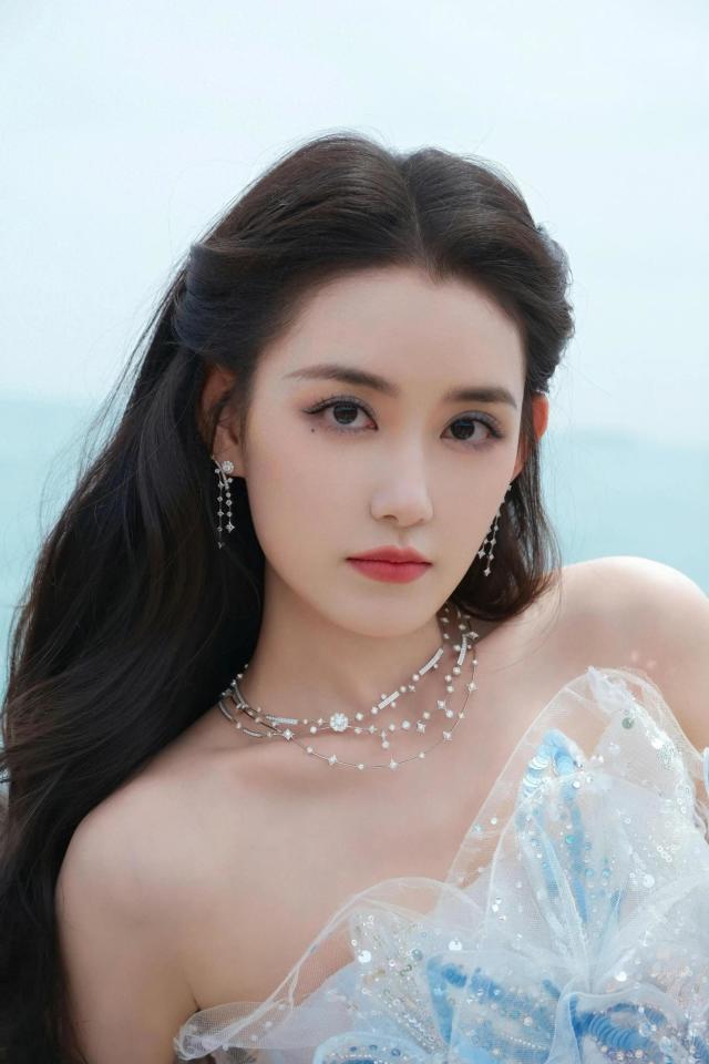 胸鱼尾礼服仿佛是从童话中走出的公主开元棋牌网站蒋依依一袭渐变蓝白的抹(图8)