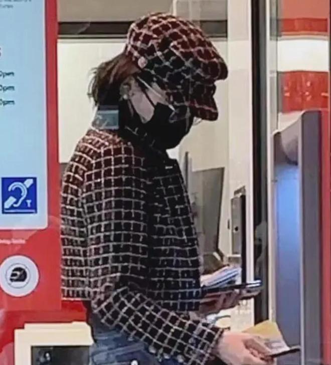 曝光穿高定戴天价耳环换豪车取现金开元棋牌app杨兰兰澳洲最新照片(图2)