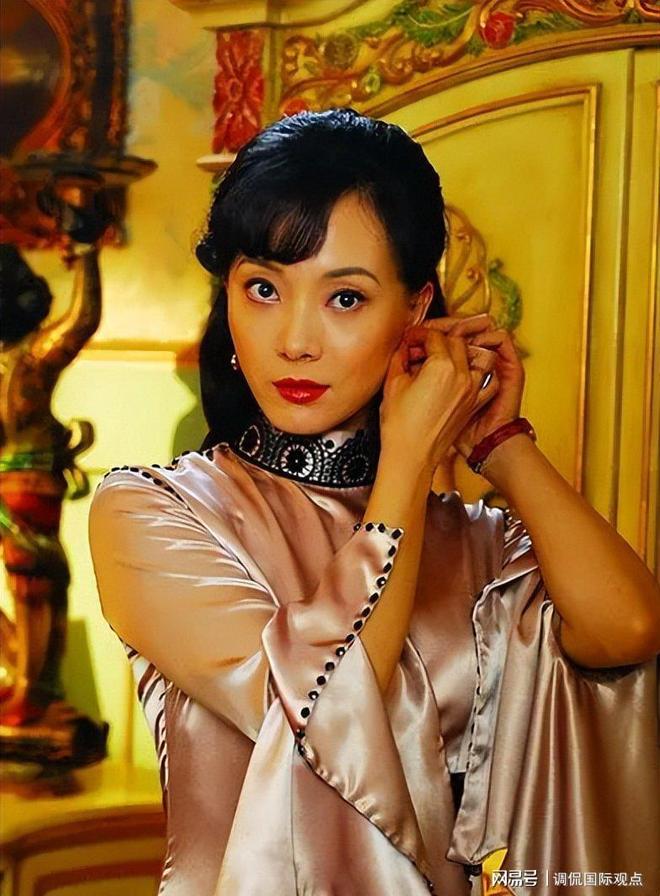 今变了样貌的陈数体会到了婚姻的冷暖开元棋牌试玩嫁给二婚丈夫14年后如(图11)