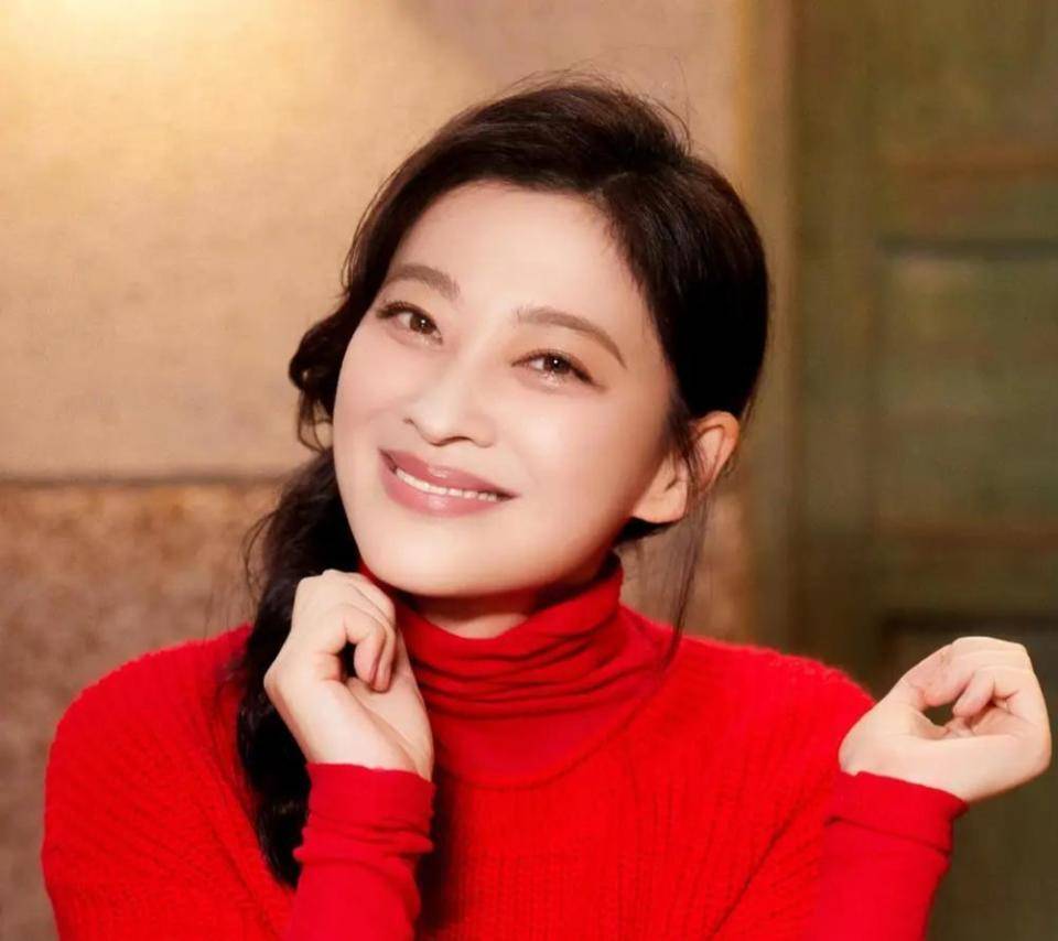 一袭红裙配低马尾美得张扬又高级开元棋牌试玩梅婷分享最新美照(图2) 一袭红裙配低马尾美得张扬又高级开元棋牌试玩梅婷分享最新美照(图2)