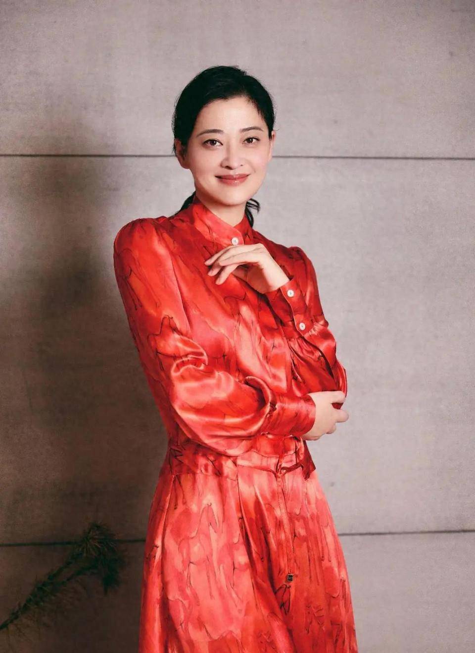 一袭红裙配低马尾美得张扬又高级开元棋牌试玩梅婷分享最新美照(图3) 一袭红裙配低马尾美得张扬又高级开元棋牌试玩梅婷分享最新美照(图3)