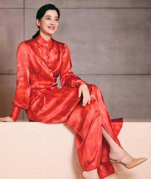 一袭红裙配低马尾美得张扬又高级开元棋牌试玩梅婷分享最新美照(图4) 一袭红裙配低马尾美得张扬又高级开元棋牌试玩梅婷分享最新美照(图4)